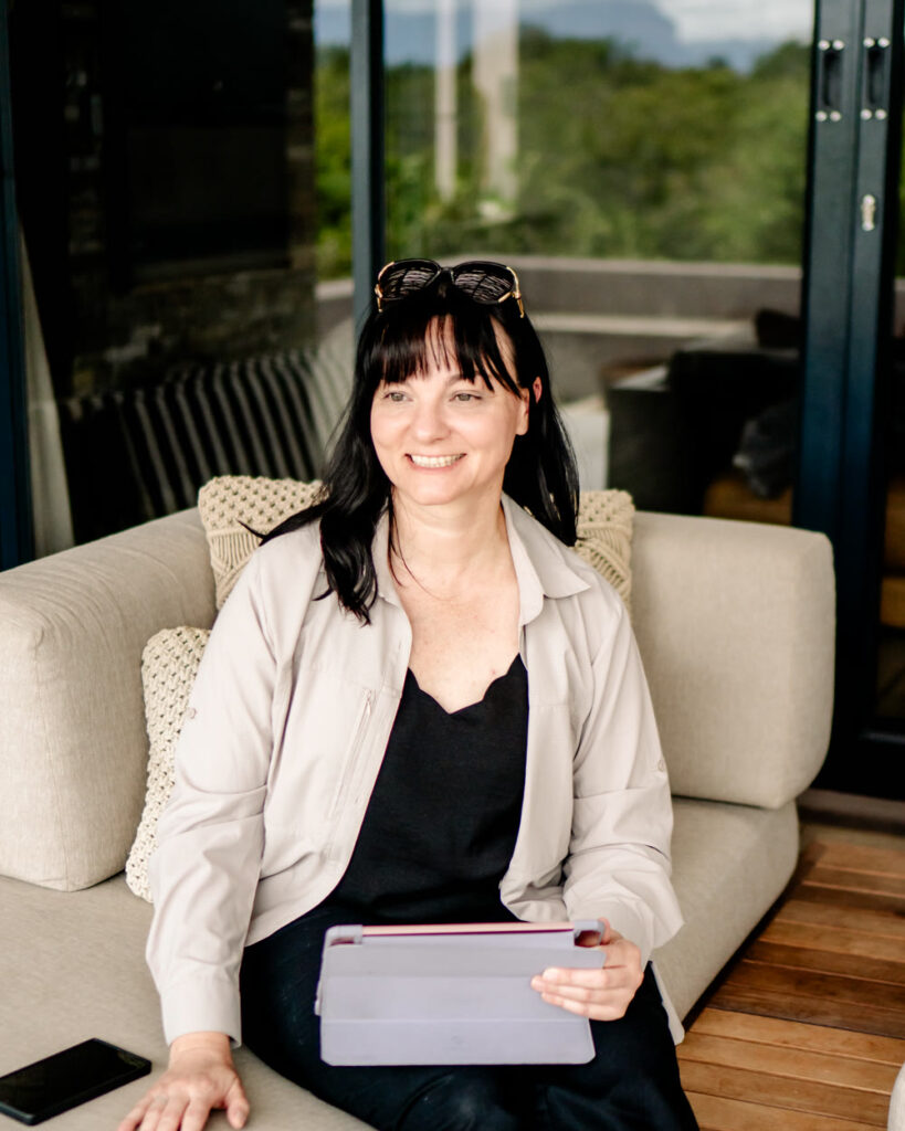 Jana mit der fertigen Reiseplanung auf dem Tablet